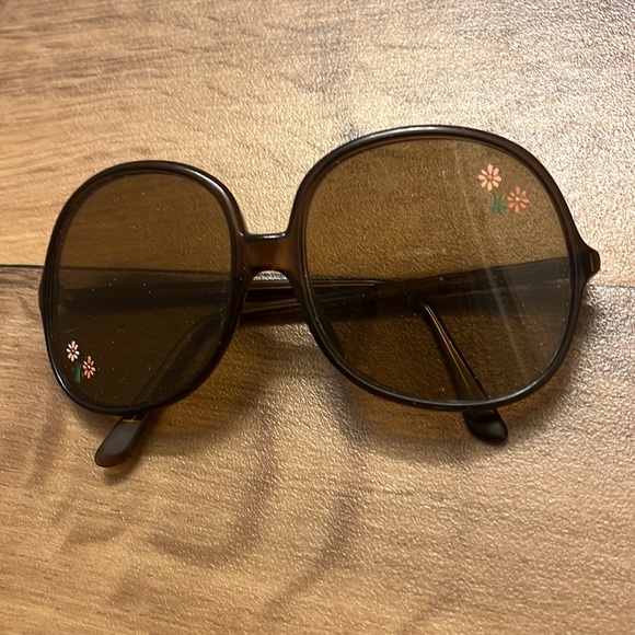 Women’s vintage 1970s sunglasses. - Picture 3 of 5